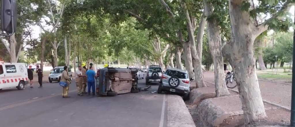 Chocaron tres autos en el Parque San Martín y hay dos mujeres heridas