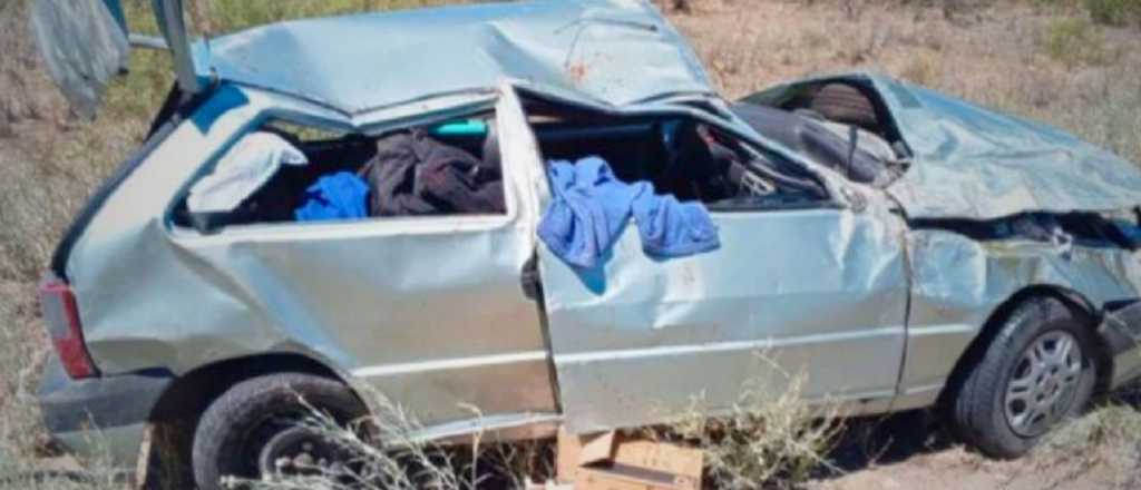 Un mendocino mordió la banquina, volcó y murió en La Pampa