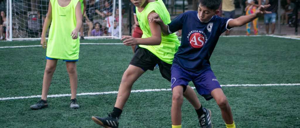 Canchita de fútbol y zona "pet friendly" en la plaza Mathus Hoyos de Ciudad