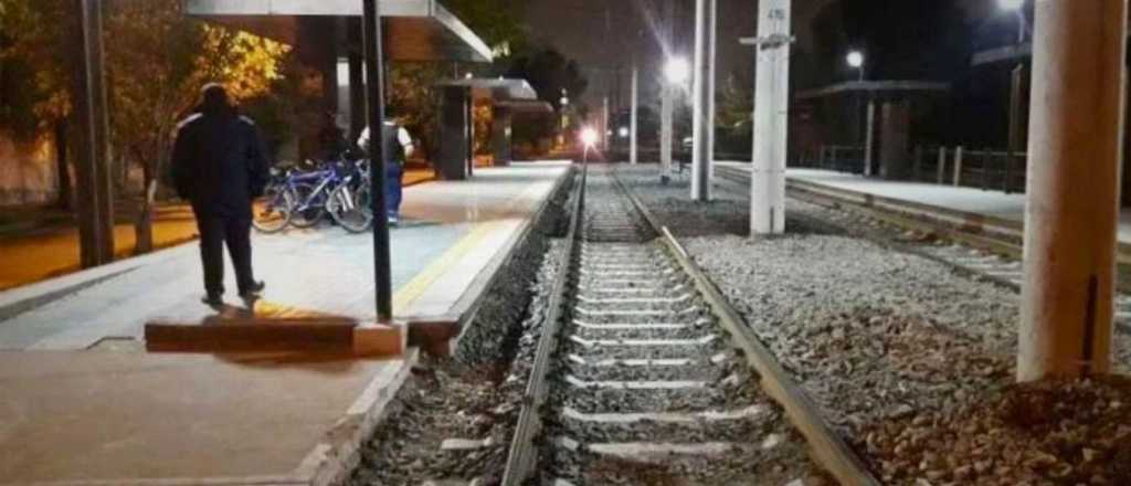 Esperaba al Metrotranv&iacute;a en Ciudad y le robaron todo con una navaja