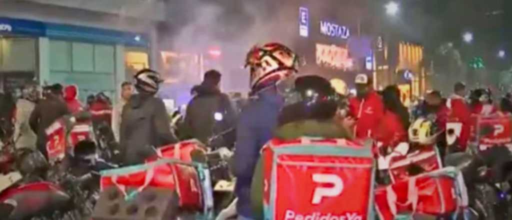 Una "caravana" de repartidores recuper&oacute; la moto robada de un compa&ntilde;ero