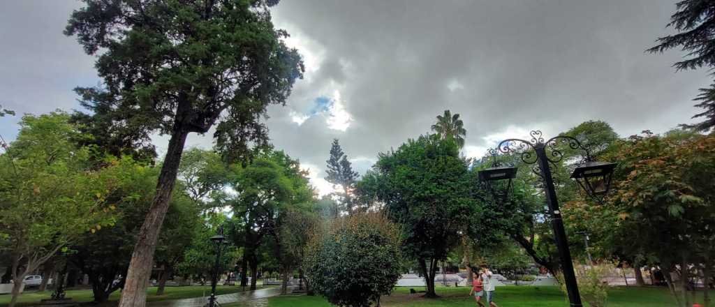 El tiempo contradijo al pron&oacute;stico: sorpresiva lluvia en el centro de Mendoza