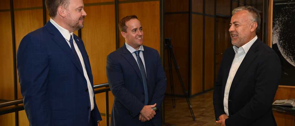 IMPSA le present&oacute; el plan de negocios a Cornejo