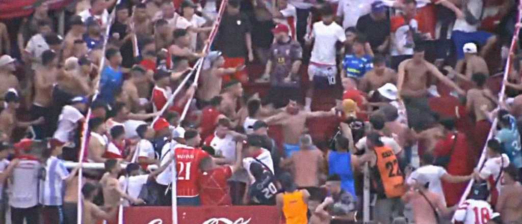 Video: hinchas de Hurac&aacute;n a las trompadas en la previa del cl&aacute;sico