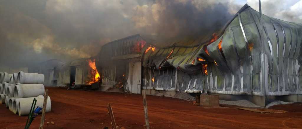 Se incendió un gran depósito de Playadito en Corrientes