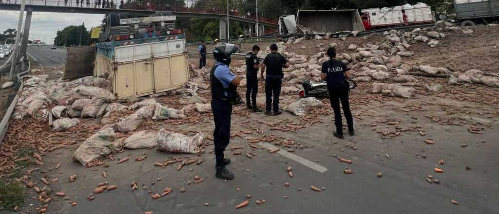 Volc&oacute; un cami&oacute;n con zanahorias en el Acceso Este y el tr&aacute;nsito est&aacute; cortado
