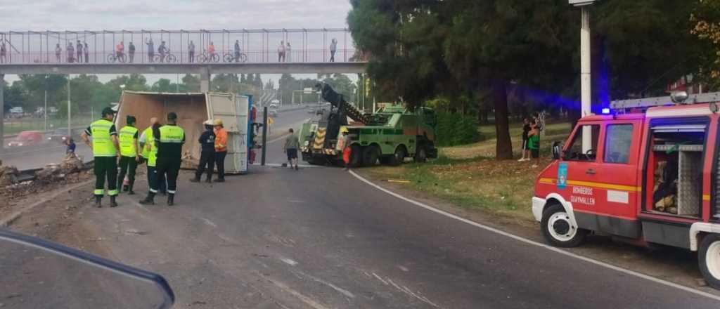 Liberaron media calzada del Acceso Este tras el vuelco del cami&oacute;n