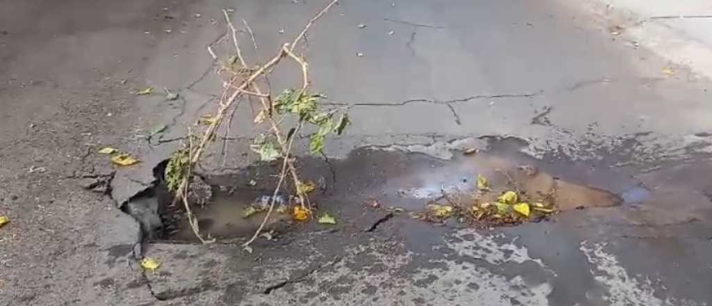 Video: vecinos denuncian que su calle está hundida e intransitable 