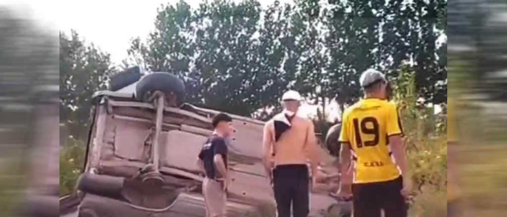 Video: se le sali&oacute; una rueda de su camioneta y volc&oacute; en San Carlos