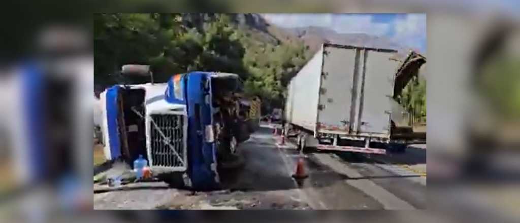 Video: un camión volcó cerca del Paso y derramó su carga en la calzada