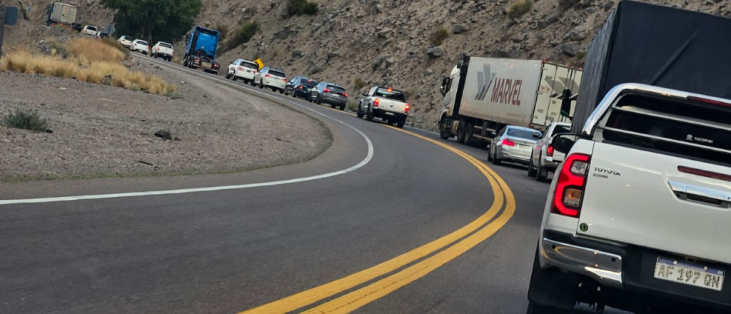 Abri&oacute; el paso a Chile y hay una gran fila de veh&iacute;culos
