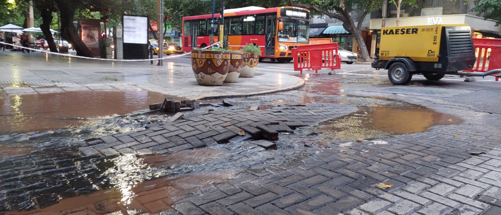 Explotó un caño de agua en Mitre y Colón: tránsito cortado