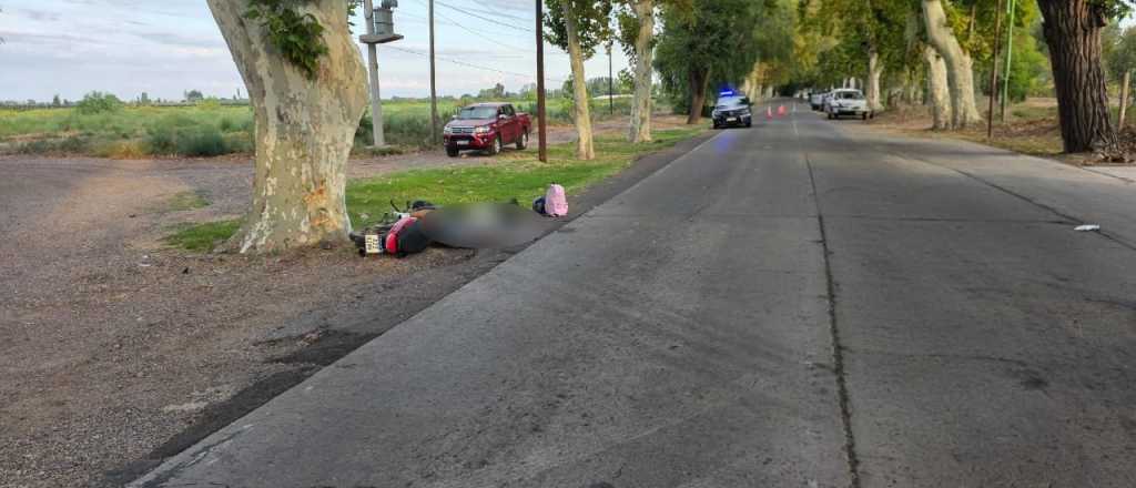 Una pareja iba en moto y chocó contra un árbol en Junín: un joven murió