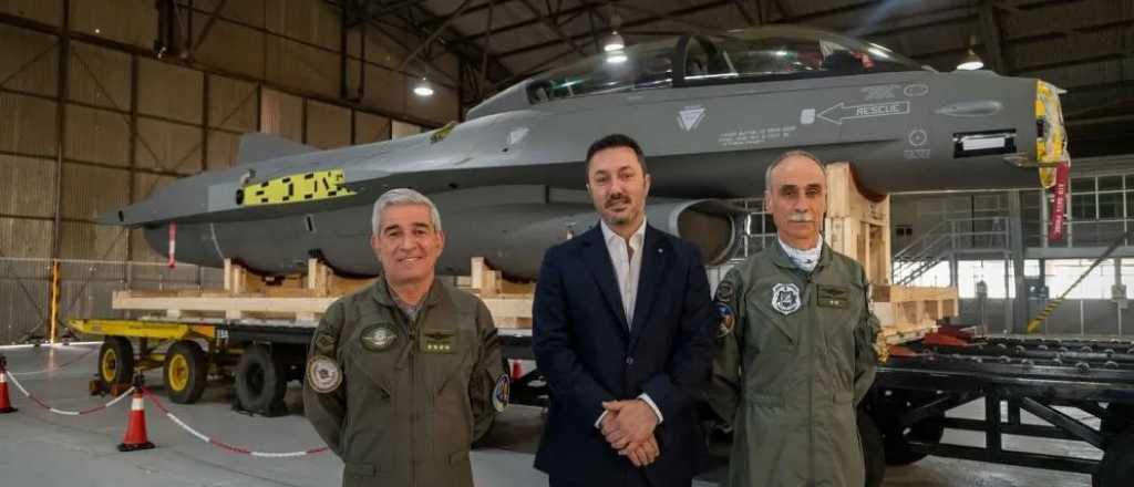 El avión F-16 que presentó Petri no volará: cuáles serán sus funciones