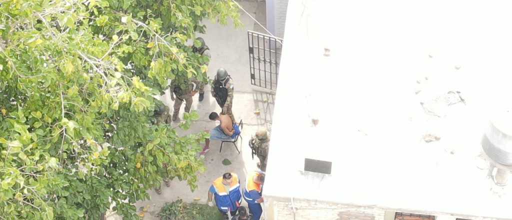 Un hombre drogado se atrincher&oacute; armado con cuchillos en su casa