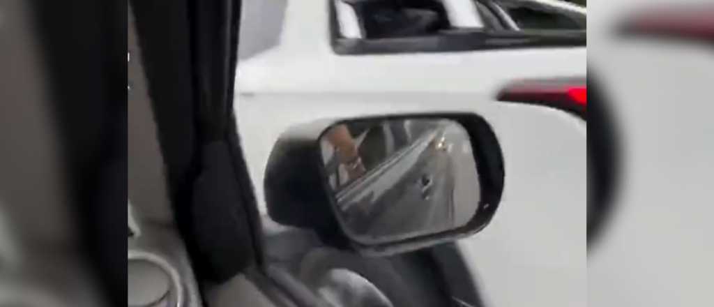 Tiempos violentos: insultó y chocó a propósito a una pareja