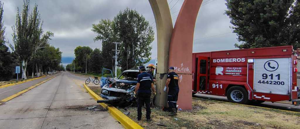 Una camioneta chocó contra un monumento en Junín: hay dos heridos