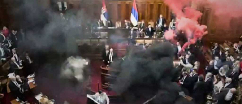Video: bombas de humo y heridos en el parlamento de Serbia