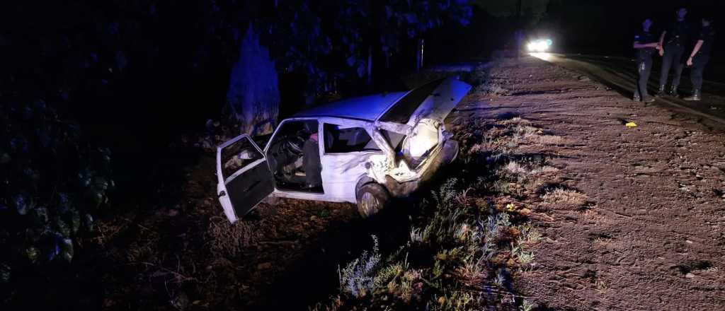 Por la tormenta, un auto chocó un árbol y cayó a un desagüe en Junín