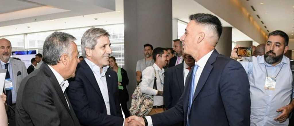 En Mendoza, Caputo respondió qué va a pasar con el dólar