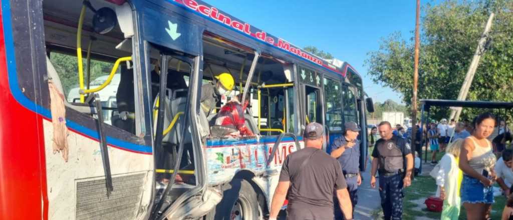 Video: as&iacute; fue el bestial choque entre un micro y un cami&oacute;n