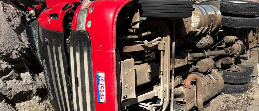 Impresionante vuelco de un cami&oacute;n en Alta Monta&ntilde;a