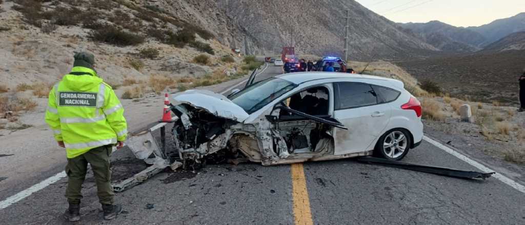 Un auto, un camión y un móvil policial chocaron en la Curva de Guido