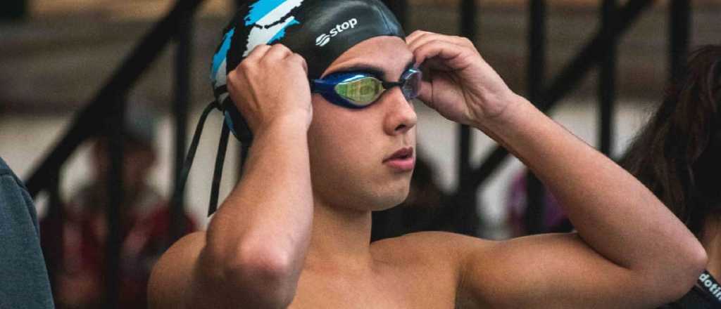 El nadador de Regatas Lautaro Arjona en el podio mundial