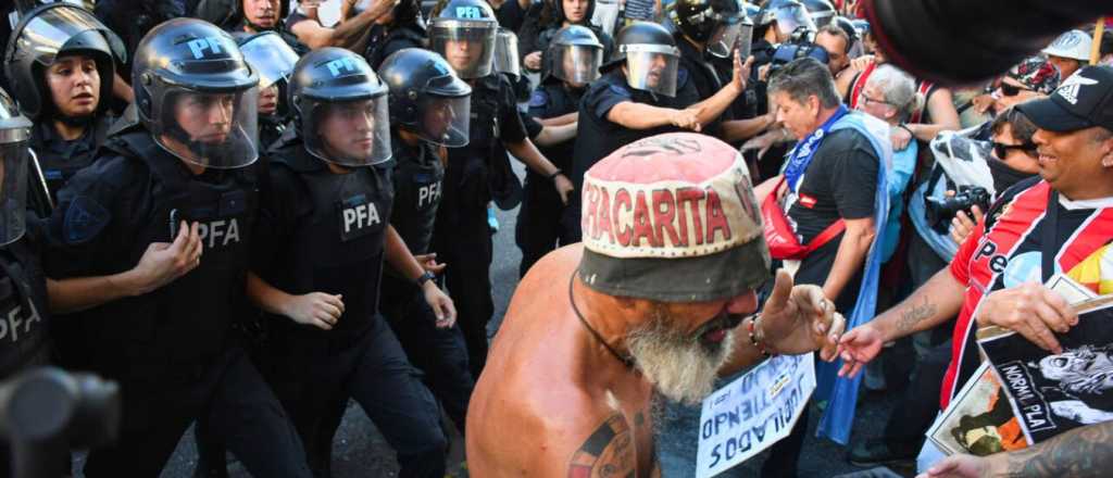 Bullrich intim&oacute; a las hinchadas que se sumar&iacute;an a la marcha de jubilados
