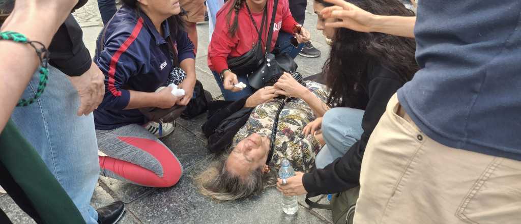 Video: un policía noqueó a una jubilada que protestaba en el Congreso