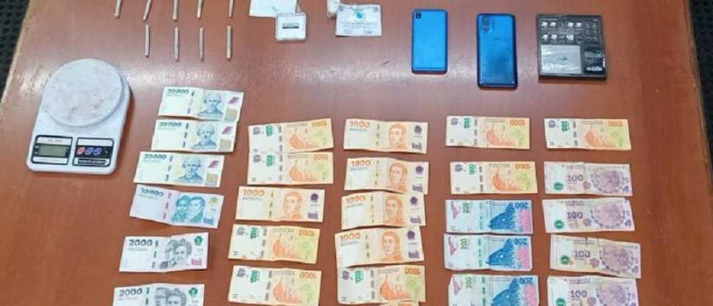 Hubo un operativo en Guaymall&eacute;n y secuestraron 21 porros, coca&iacute;na y plata