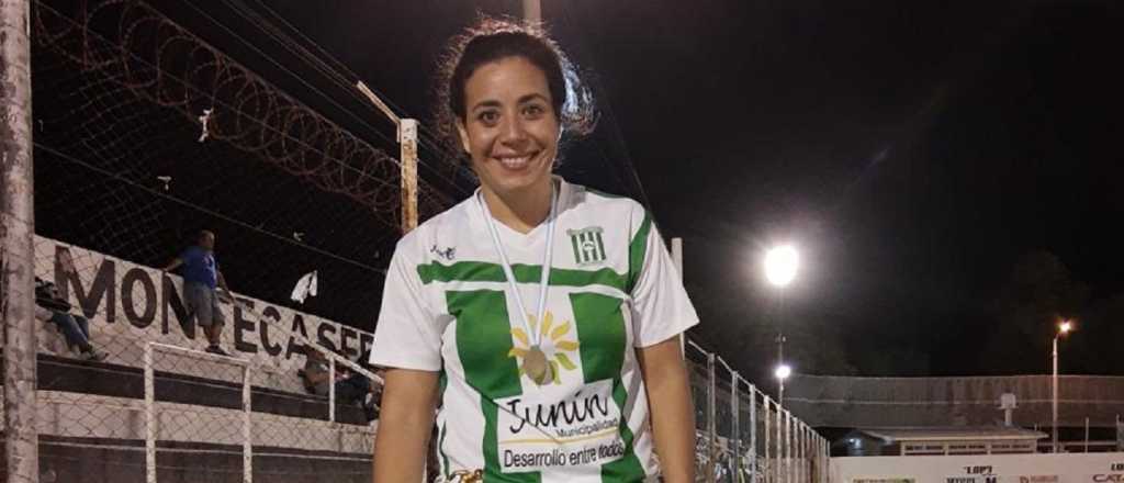 La mujer que juega el "partido de su vida" en un club de barrio