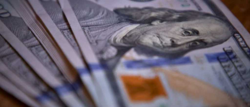 Leve ca&iacute;da del d&oacute;lar tras el anuncio de Caputo: &iquest;a cu&aacute;nto cotiza en Mendoza?