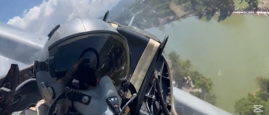 Fotos y videos de "Regatas Vuela 2025": aviones Pampa sobre el Lago