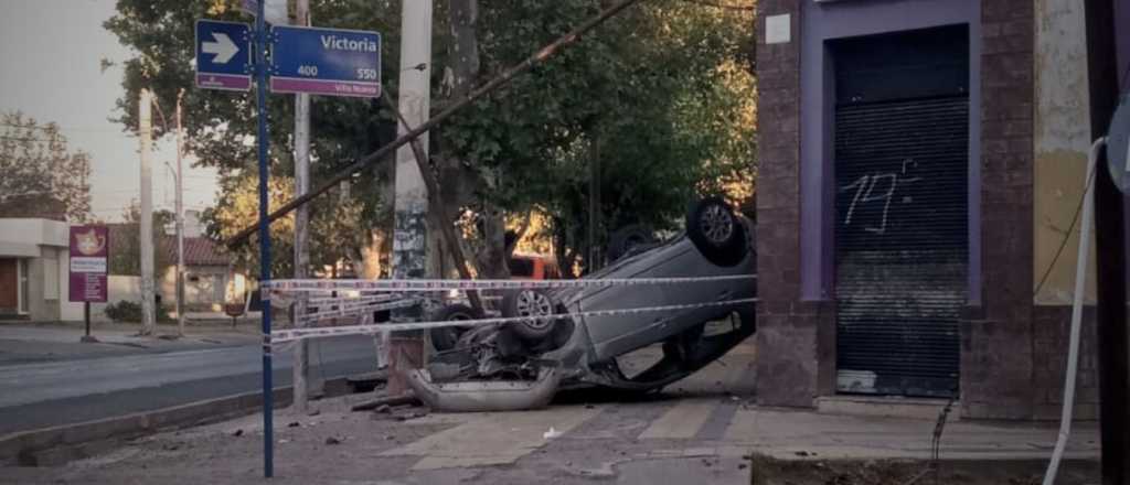 Choque y aparatoso vuelco a pocas cuadras del Mendoza Shopping