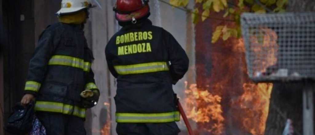 El fuego consumió por completo una casa en Las Heras