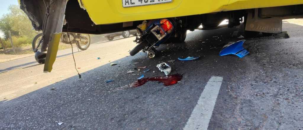 Un motociclista est&aacute; grave tras chocar contra un colectivo en Jun&iacute;n