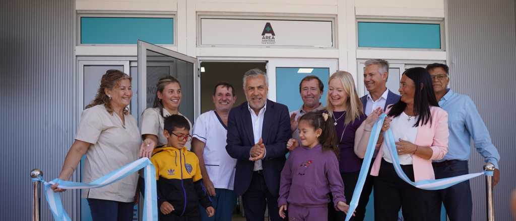 Cornejo inauguró una obra en San Rafael con el intendente (de otra comuna)