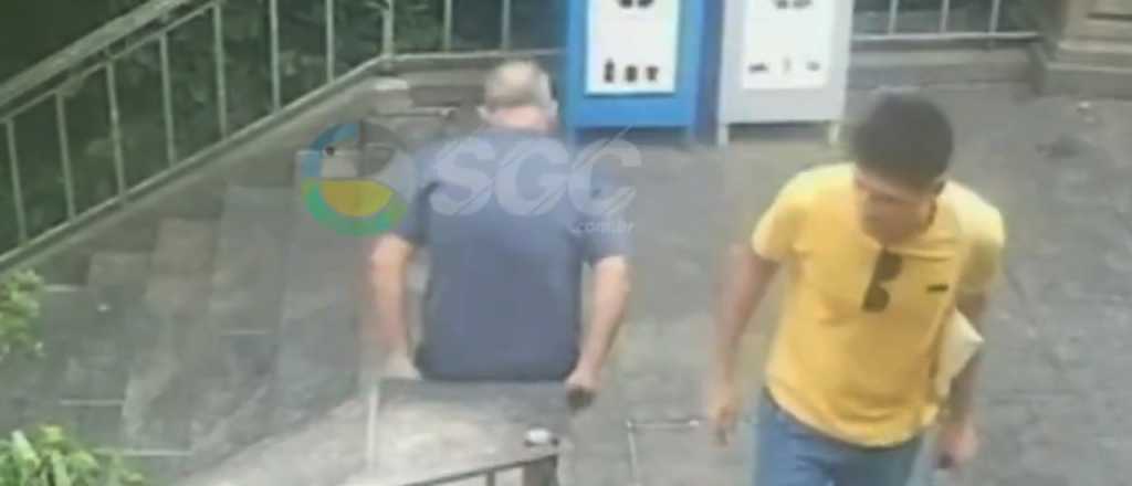 Video: un turista muri&oacute; mientras sub&iacute;a las escaleras del Cristo Redentor
