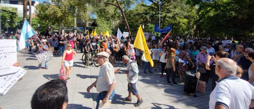 Fotos y videos: jubilados y gremios se manifestaron en Plaza San Mart&iacute;n