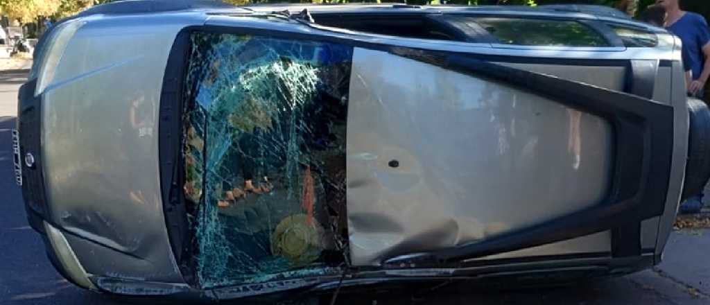 Viajaba con su hija de 4 años, chocó y volcó