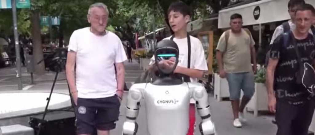 Video: un "humanoide" y un "perro robot", paseando por la Peatonal