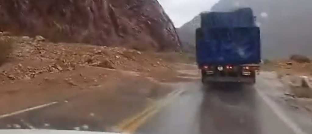 Videos: Vialidad cort&oacute; el tr&aacute;nsito por aludes en Alta Monta&ntilde;a