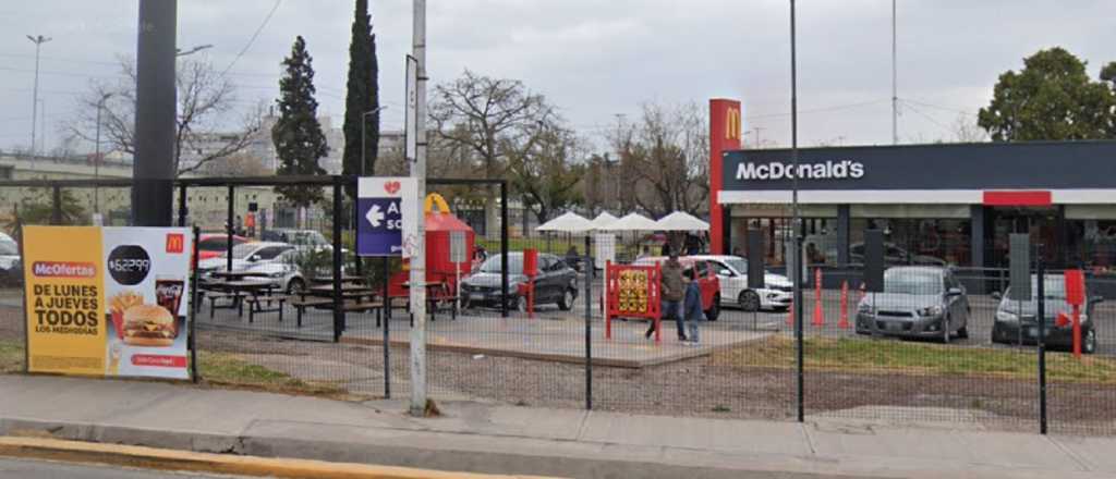 Brutal ri&ntilde;a entre mujeres en el McDonald's de la Terminal