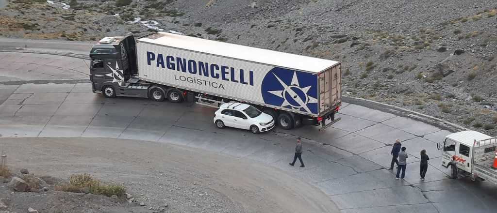 Un auto y un camión chocaron en Los Caracoles camino a Chile