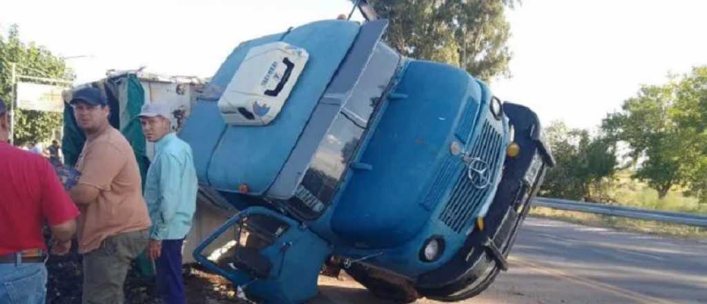 Un camión con uvas volcó en la Ruta 143