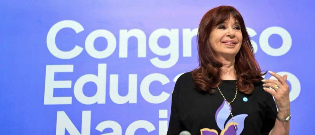 CFK lanzó fuertes críticas contra Milei: "No se la banca solo"