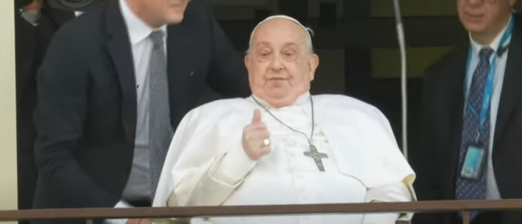 El Papa apareci&oacute; en el balc&oacute;n del hospital para bendecir a una multitud