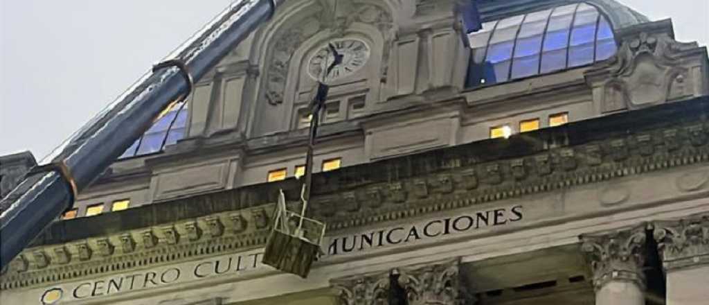 Fotos: el Gobierno "bajó" el nombre de Kirchner del ex CCK