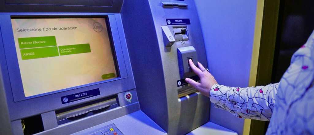 En detalle: as&iacute; quedan las nuevas comisiones por retirar plata de los cajeros
